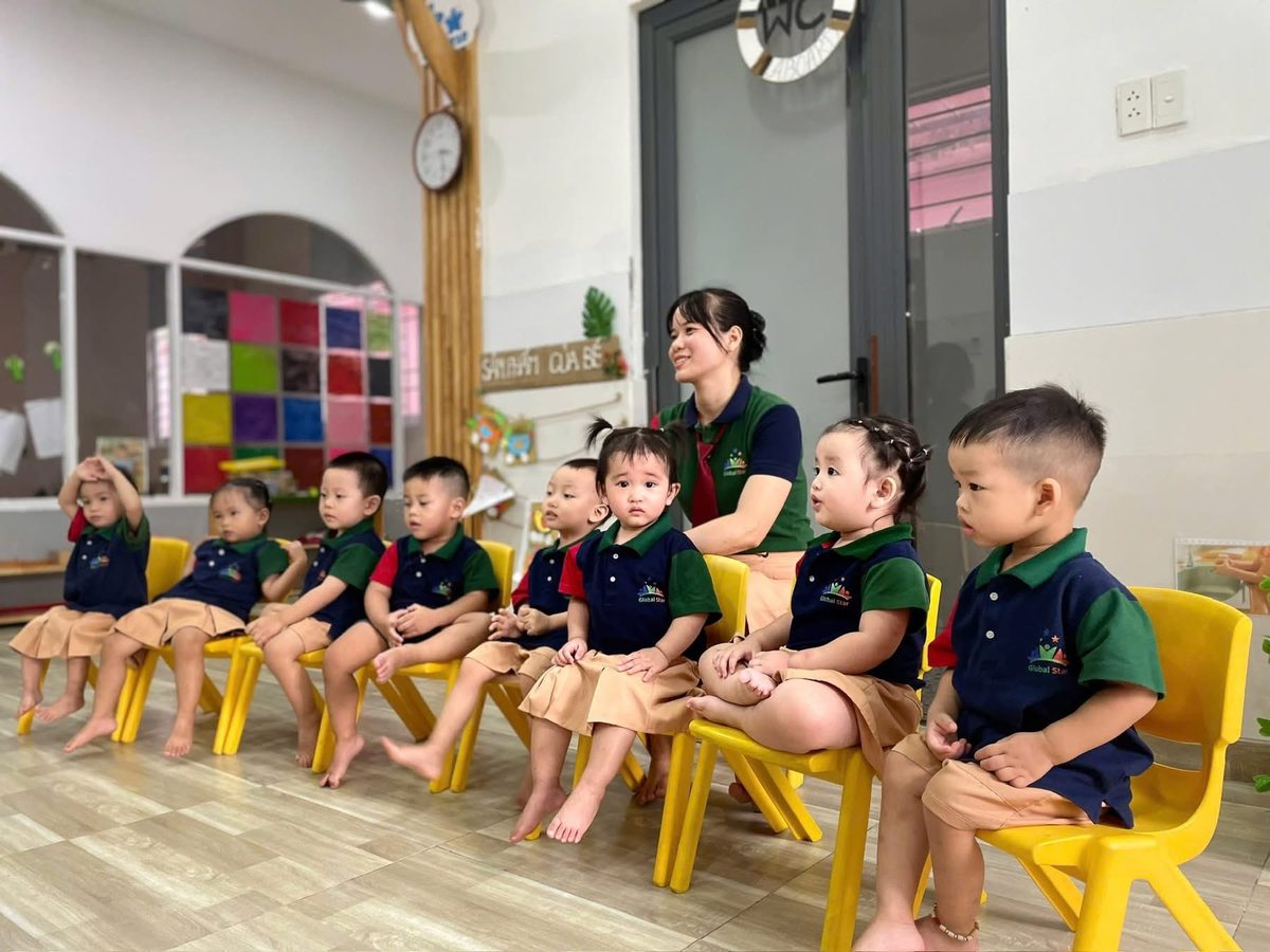 Học sinh mầm non Global Star trong giờ học - đồng phục xanh dương phối đỏ chuẩn hệ thống nhượng quyền Global Star School