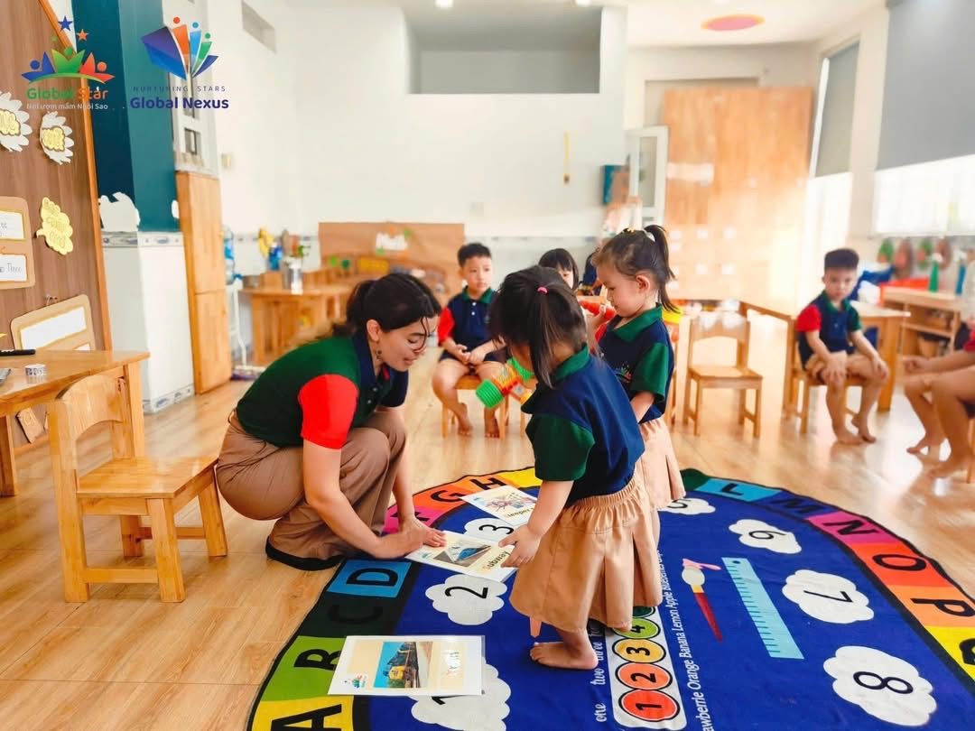 Lớp học chương trình Global Nexus tại Global Star School - cô giáo và học sinh mầm non học qua trải nghiệm trên thảm chữ cái